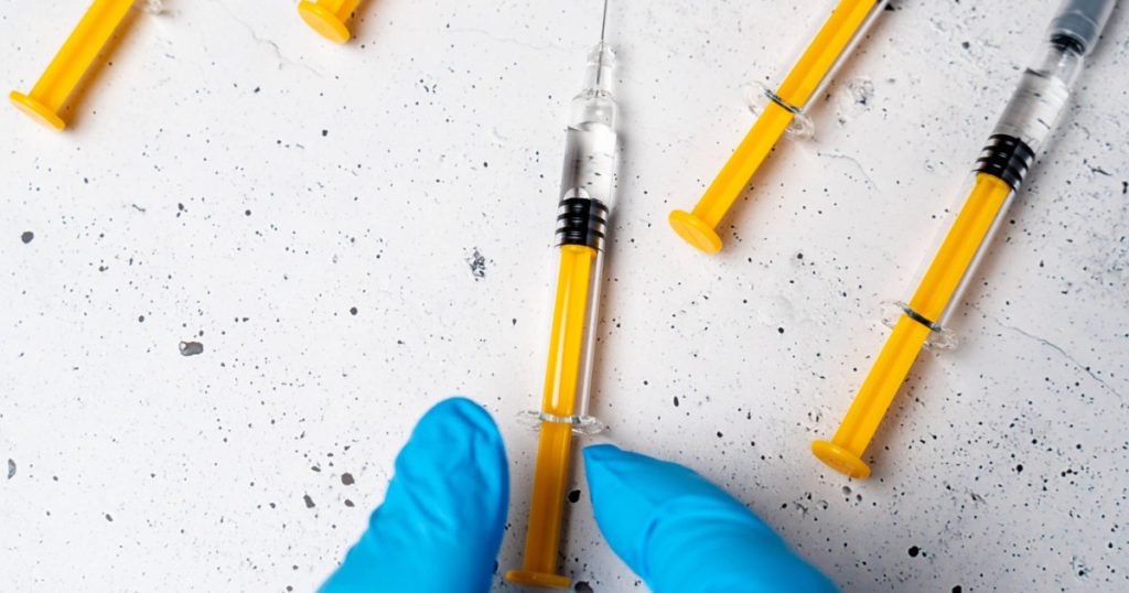 Polonia va trebui să distrugă aproximativ 64 de milioane de doze de vaccin anti-COVID, după o hotărâre judecătorească a Tribunalului de primă instanță de la Bruxelles, care a obligat Varșovia să accepte și să plătească peste 5,6 miliarde de zloți (aproximativ 1,3 miliarde de euro) pentru vaccinurile refuzate anterior