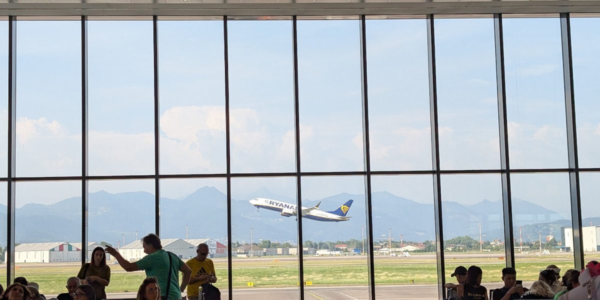 Patru aeroporturi din Italia impun restricții la realimentarea avioanelor din cauza crizei de combustibil