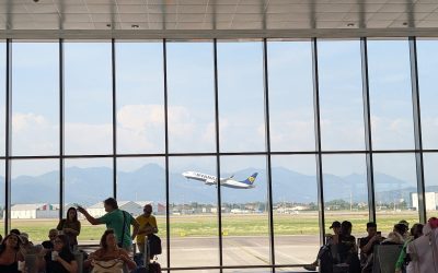Patru aeroporturi din nordul Italiei – Milano Linate, Veneția Marco Polo, Bologna și Treviso – vor implementa restricții temporare privind aprovizionarea cu combustibil pentru zborurile comerciale, până pe 9 aprilie, din cauza disponibilității limitate de combustibil de la operatorul Air BP Italia