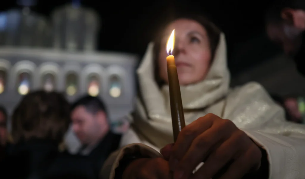 Paște: Ce trebuie să facă românii credincioși în Noaptea Învierii și ziua de Paște