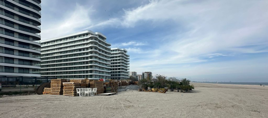 Amenajări ilegale pe plaja Năvodari: Firmele amendate de Apele Române