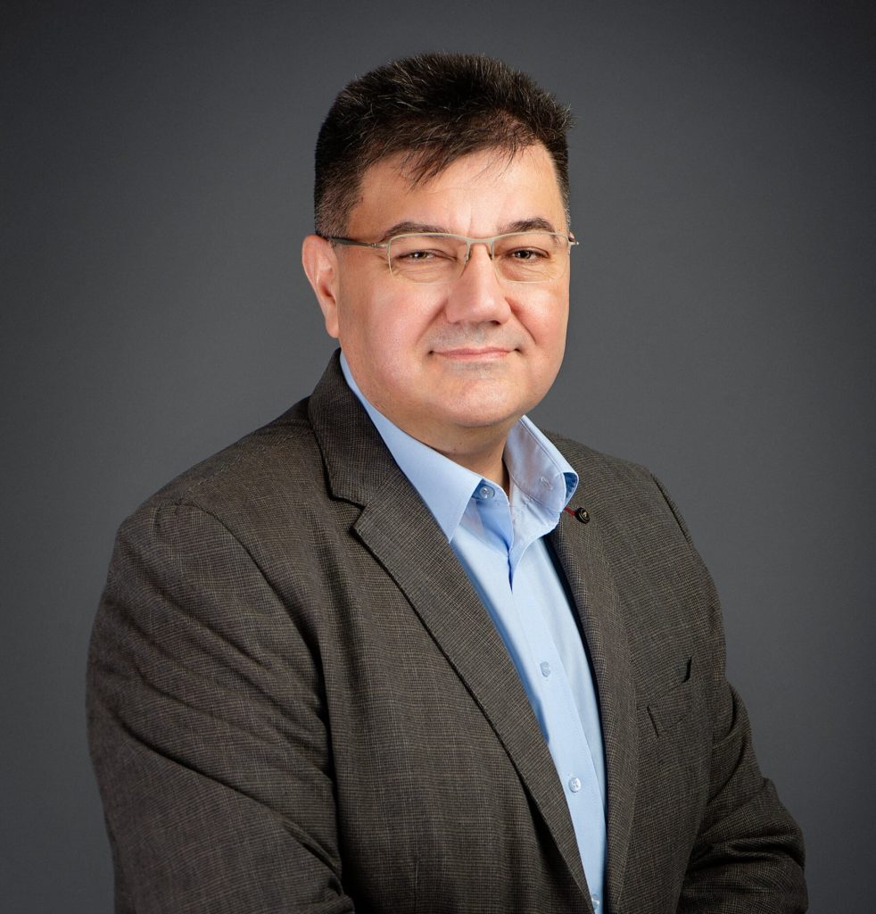 Conflictul din Orientul Mijlociu, un șoc cu două tăișuri pentru Inteligența Artificială (IA), perturbă bazele financiare și fizice ale expansiunii comerciale a acestei tehnologii, dar accelerează adoptarea ei de către armate și servicii de informații