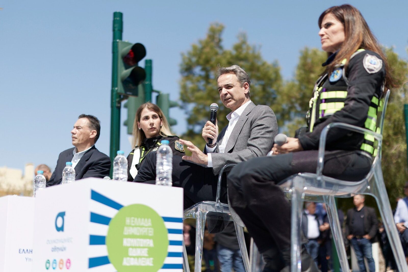 Premierul grec Kyriakos Mitsotakis anunță introducerea camerelor de supraveghere rutieră și aplicarea strictă a legii Premierul Greciei, Kyriakos Mitsotakis, a declarat că în curând vor fi puse în funcțiune camere de supraveghere rutieră menite să contribuie la reducerea accidentelor și la creșterea siguranței pe drumurile publice