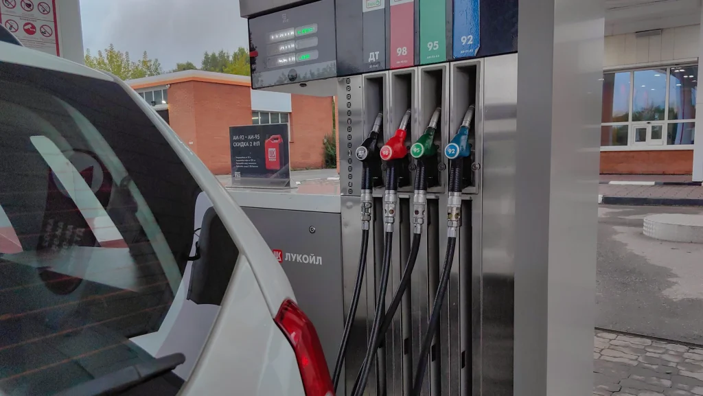 Ieftinirea carburanților, doar o iluzie? Adrian Negrescu: „E o fotografie de moment”