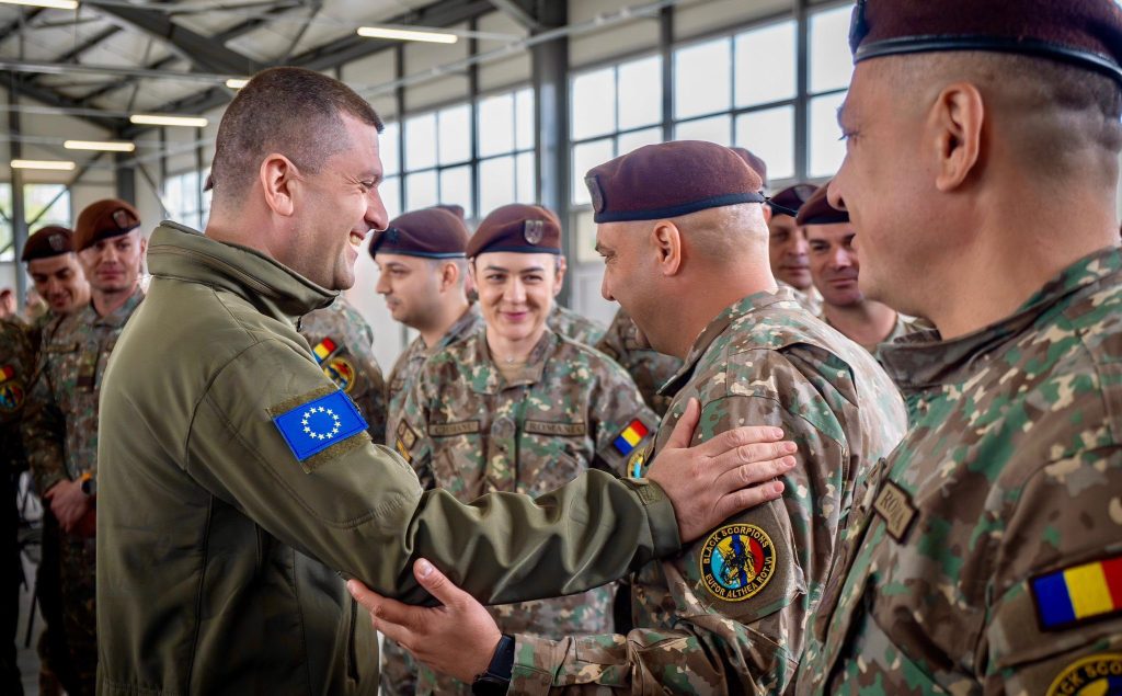 Miniștrii Apărării și șeful SMG, vizită neașteptată la militarii din Bosnia