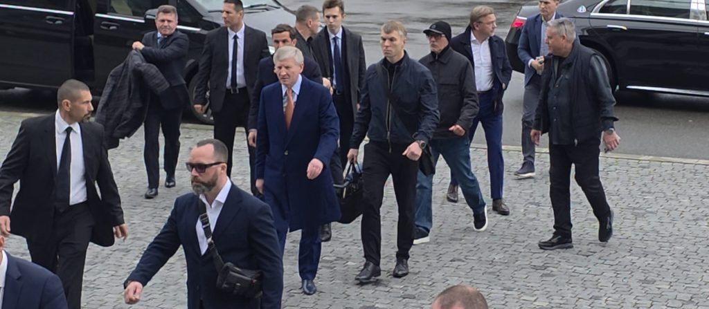 Unul dintre cei mai influenți oameni de afaceri din Europa de Est, Rinat Ahmetov, a fost prezent la București pentru a-și lua rămas bun de la Mircea Lucescu