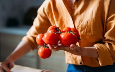 Primele roşii româneşti pe tarabe, dar prețul rămâne de AUR