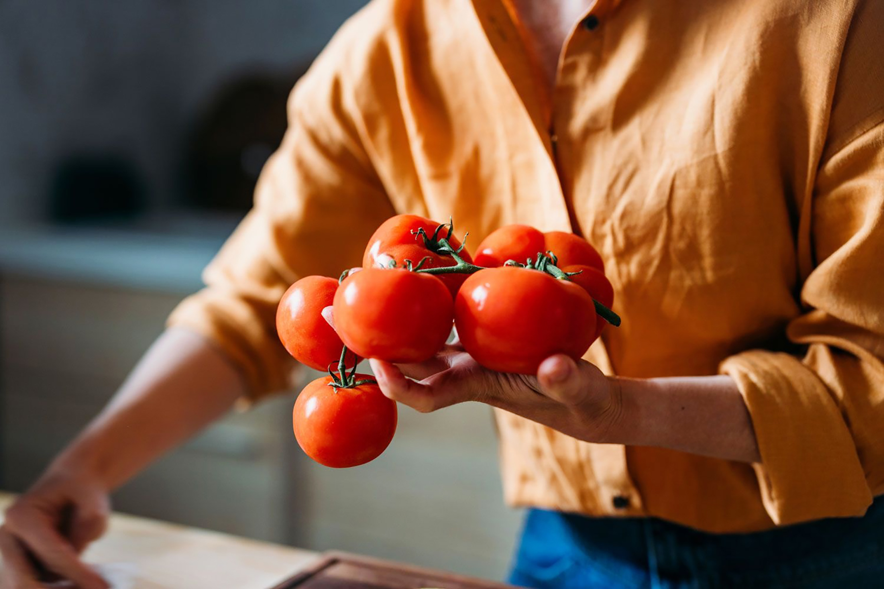 Primele roşii româneşti pe tarabe, dar prețul rămâne de AUR