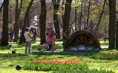 Deschiderea târgului de Paște din Craiova, după amânare din cauza vremii Târgul de Paște din Craiova, cel mai așteptat eveniment din oraș pentru sărbătorile pascale, și-a deschis oficial porțile după o amânare de două zile cauzată de condițiile meteorologice nefavorabile