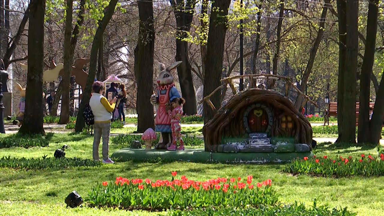 Deschiderea târgului de Paște din Craiova, după amânare din cauza vremii Târgul de Paște din Craiova, cel mai așteptat eveniment din oraș pentru sărbătorile pascale, și-a deschis oficial porțile după o amânare de două zile cauzată de condițiile meteorologice nefavorabile