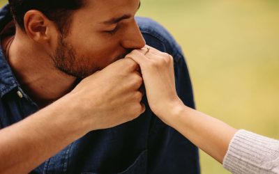 Sărutul mâinii, considerat hărțuire de o instanță din Spania