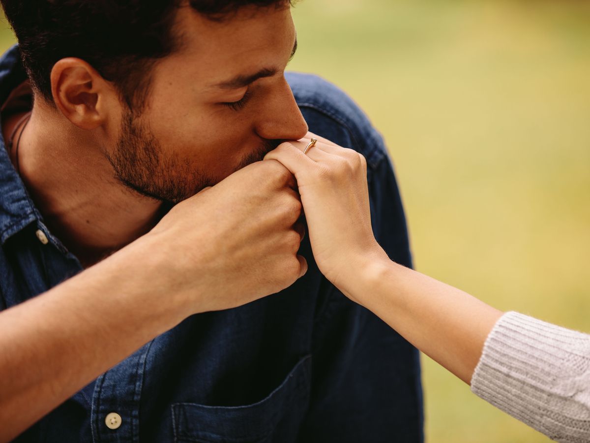 Sărutul mâinii, considerat hărțuire de o instanță din Spania