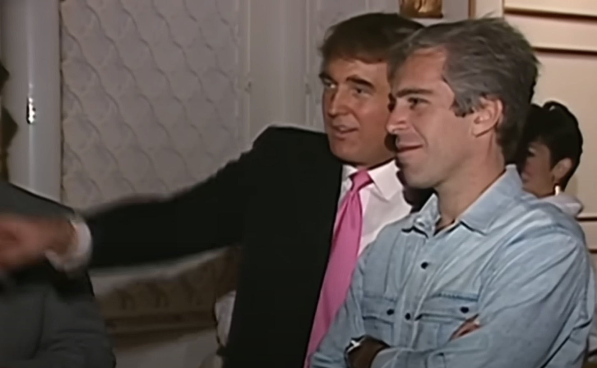 Melania Trump respinge categoric orice legătură cu Jeffrey Epstein și numește acuzațiile drept „calomnii” Prima doamnă a Statelor Unite ale Americii, Melania Trump, a negat joi orice implicare sau cunoștințe despre ilegalitățile lui Jeffrey Epstein