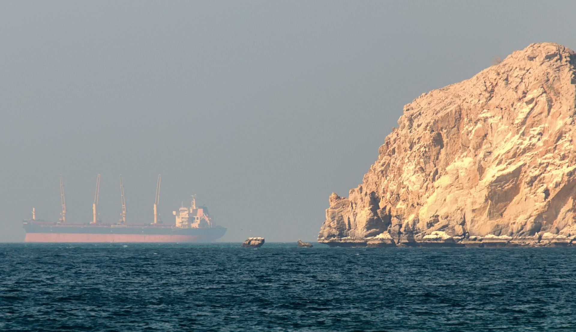 Iranul negociază cu Omanul o procedură pentru tranzitul în siguranţă al navelor prin Strâmtoarea Ormuz, un culoar strategic pentru exportul de petrol şi gaze naturale din Golf