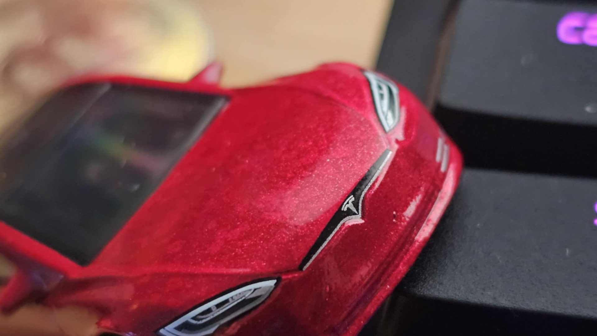 În cazul sistemelor de camera de marșarier la Tesla, întârzierile sau blocajele de funcționare sunt frecvent asociate, în principal, cu probleme software sau cu defecte temporare generate de actualizări