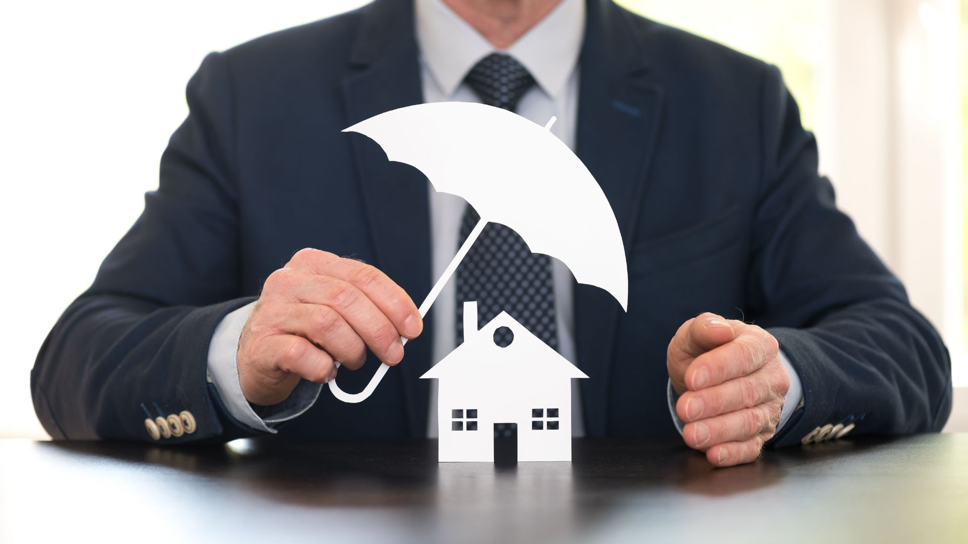 Asigurarea obligatorie a locuinței: Ce acoperă și ce riscă proprietarii fără poliță Asigurarea obligatorie a locuinței (PAD) este un subiect crucial pentru toți proprietarii de imobile în România