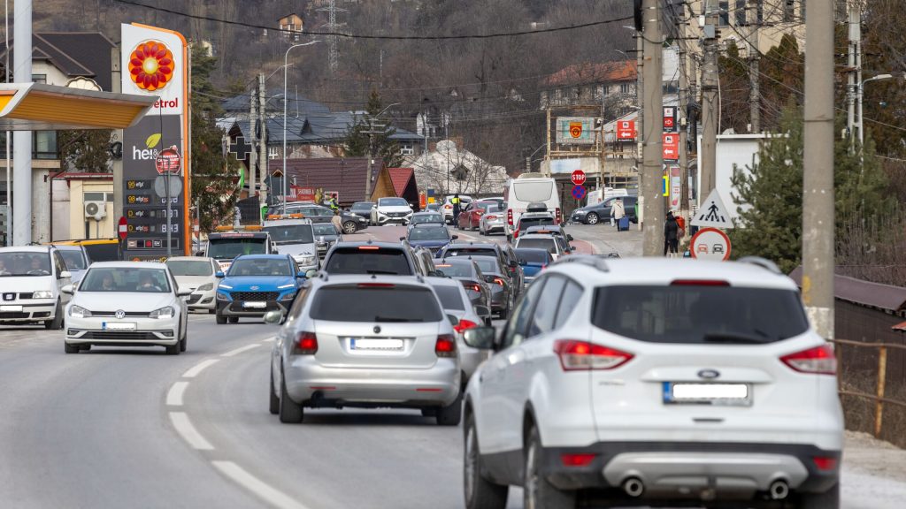 Cozi infernale pe Valea Prahovei: DN1 și DN7 blocate. Poliția dă rute alternative