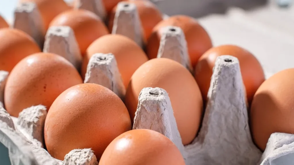 În magazinele din România, prețurile ouălor variază semnificativ înainte de Paște, depinzând de tip, proveniență și retailer