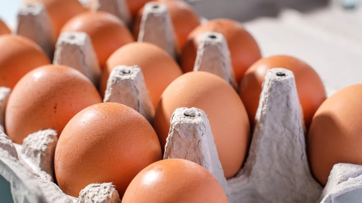 În magazinele din România, prețurile ouălor variază semnificativ înainte de Paște, depinzând de tip, proveniență și retailer