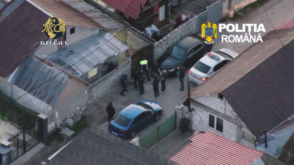 Tânăr racola victime, părinții le duceau în străinătate: Afacere de familie, anchetată