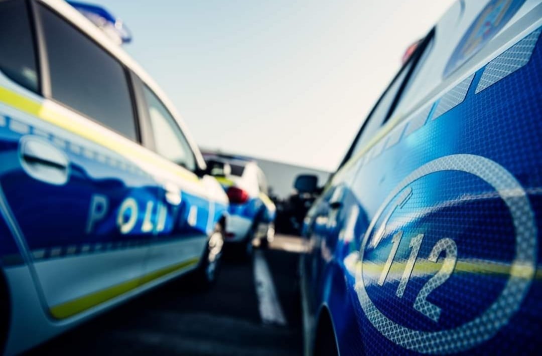 O autocisternă a fost adusă pe DN 1D, în zona în care o cisternă încărcată cu aproximativ 30.000 de litri de GPL s-a răsturnat sâmbătă, după-amiază, în încercarea de a asigura transvazarea încărcăturii și de a limita riscurile producerii unui incident major