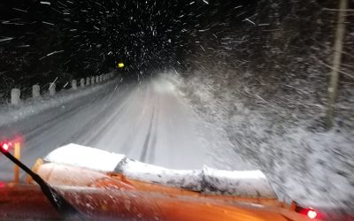 Ninsori abundente au creat probleme în județul Vâlcea, obligând autoritățile la intervenții imediate pentru a menține drumurile deschise