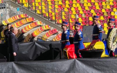 Sicriul lui Mircea Lucescu a fost depus joi la Arena Națională din București, oferind posibilitatea oamenilor să aducă un ultim omagiu legendarului antrenor