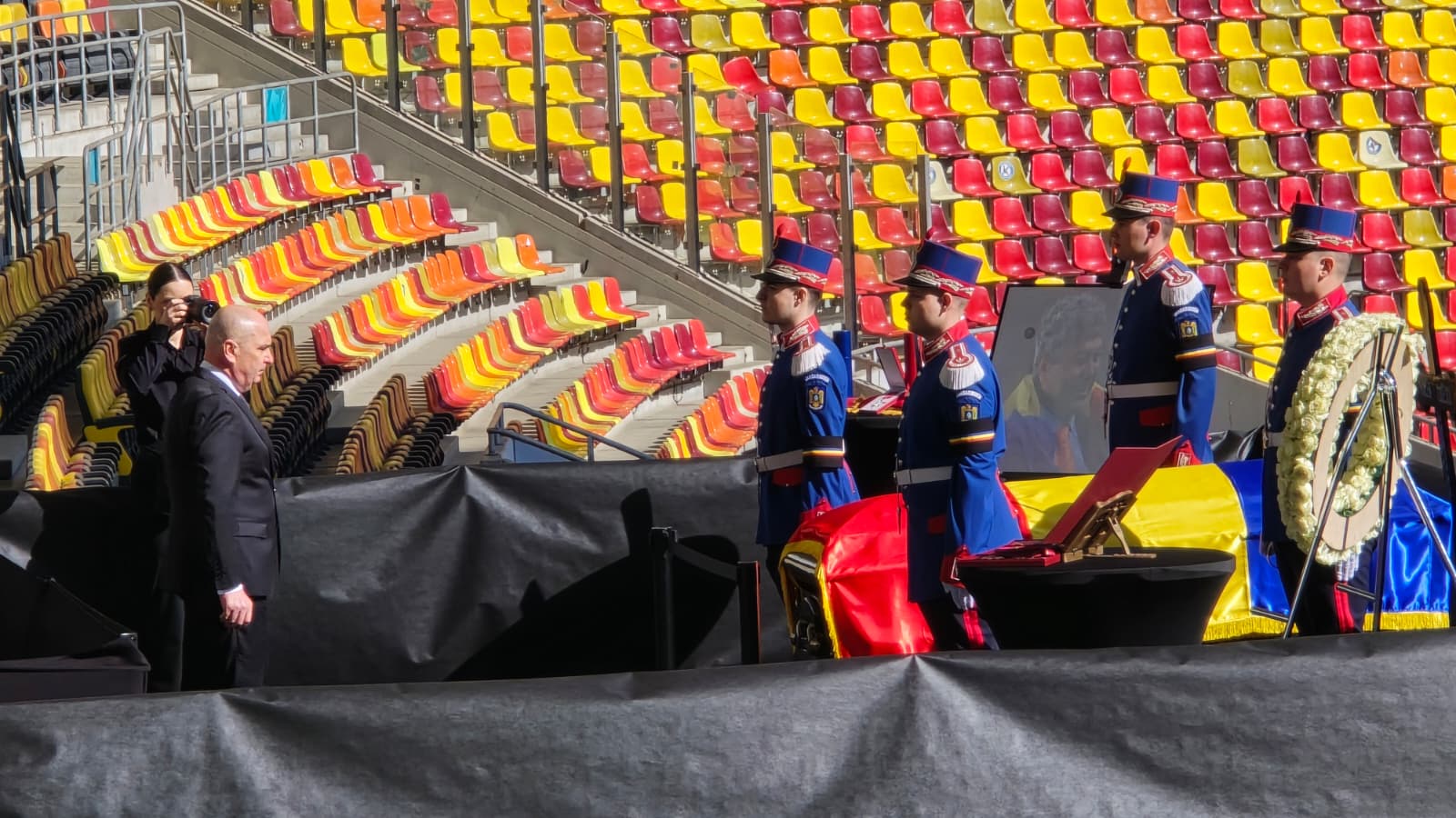 Sicriul lui Mircea Lucescu a fost depus joi la Arena Națională din București, oferind posibilitatea oamenilor să aducă un ultim omagiu legendarului antrenor