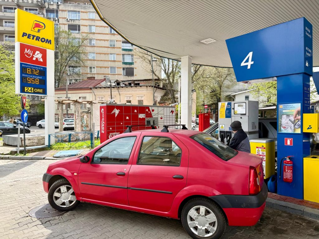Benzina sub 9 lei la Petrom! Ce preț are motorina și de ce s-au ieftinit carburanții