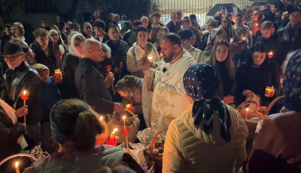 FOTO Paște în Italia: Românii de la Bergamo, uniți de tradiție. Peste 1.000 la slujbă