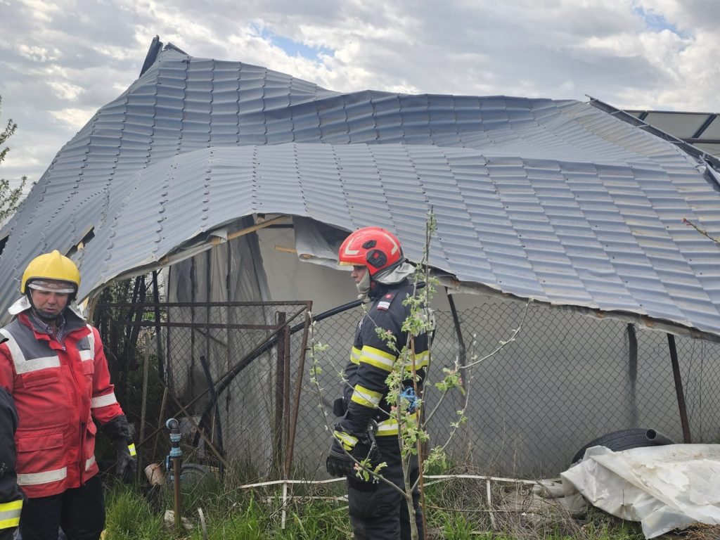 Furtuni devastatoare în România: UN mort, zeci de răniți și peste 35.000 fără electricitate
