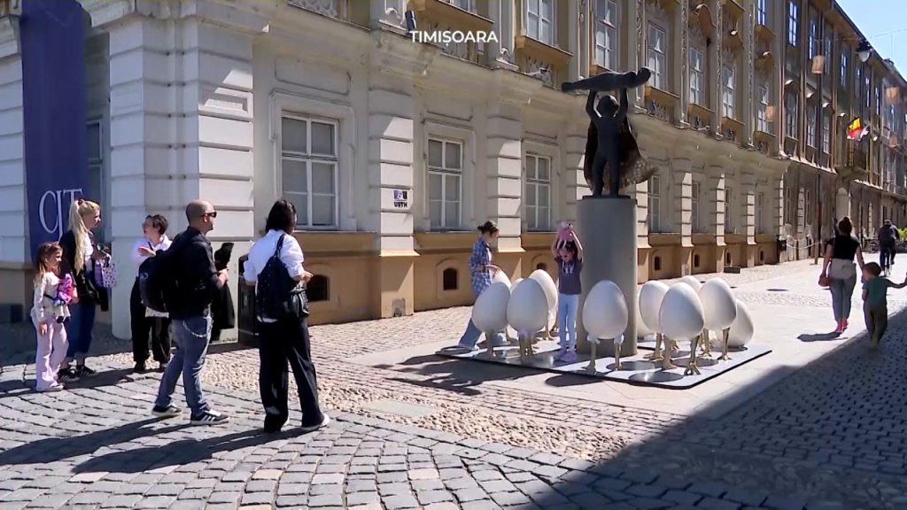 Ouă gigant la Timișoara: Paștele costă 7.000 de euro, statuia uitată