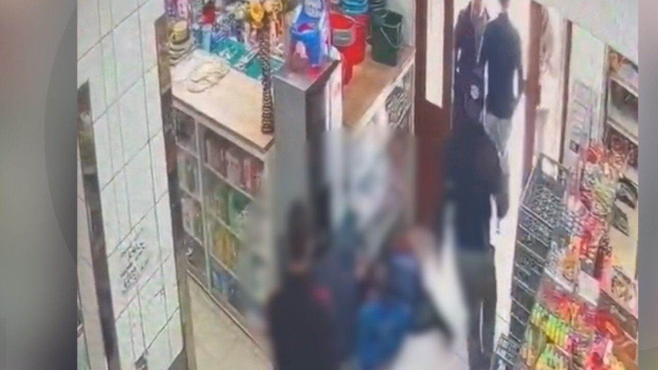 Un adolescent de 16 ani este anchetat de poliție după ce a agresat un bărbat într-un magazin din Săcele