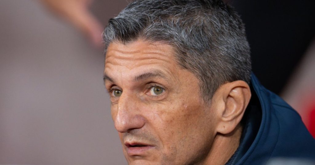 Răzvan Lucescu a revenit în România duminică seară, după meciul echipei PAOK din Grecia, pentru a fi alături de tatăl său, Mircea Lucescu, aflat în stare critică Răzvan Lucescu s-a întors acasă după partida echipei sale din Grecia, PAOK, pentru a sta alături de tatăl său, Mircea Lucescu