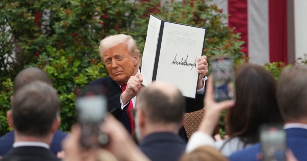 Președintele american Donald Trump a semnat joi decrete executive care aduc modificări semnificative în politica vamală a Statelor Unite, impunând noi taxe asupra unor medicamente importate și ajustând tarifele pentru anumite metale existente