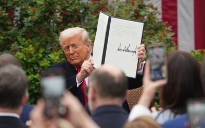 Președintele american Donald Trump a semnat joi decrete executive care aduc modificări semnificative în politica vamală a Statelor Unite, impunând noi taxe asupra unor medicamente importate și ajustând tarifele pentru anumite metale existente