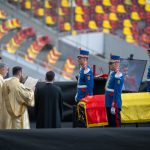 Donald Trump, îngenuncheat la sicriul lui Mircea Lucescu. Momentul istoric