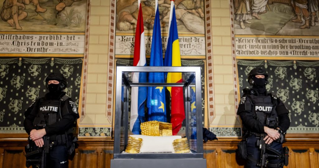 Coiful de la Coțofenești, din nou acasă: Brățările dacice s-au întors. România plătește