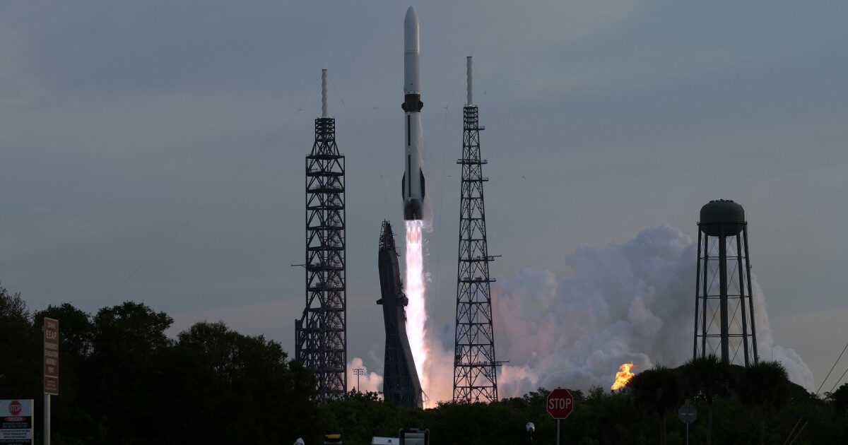 Blue Origin dă lovitura: Rachetă cu motor reutilizabil, lansată pentru prima dată