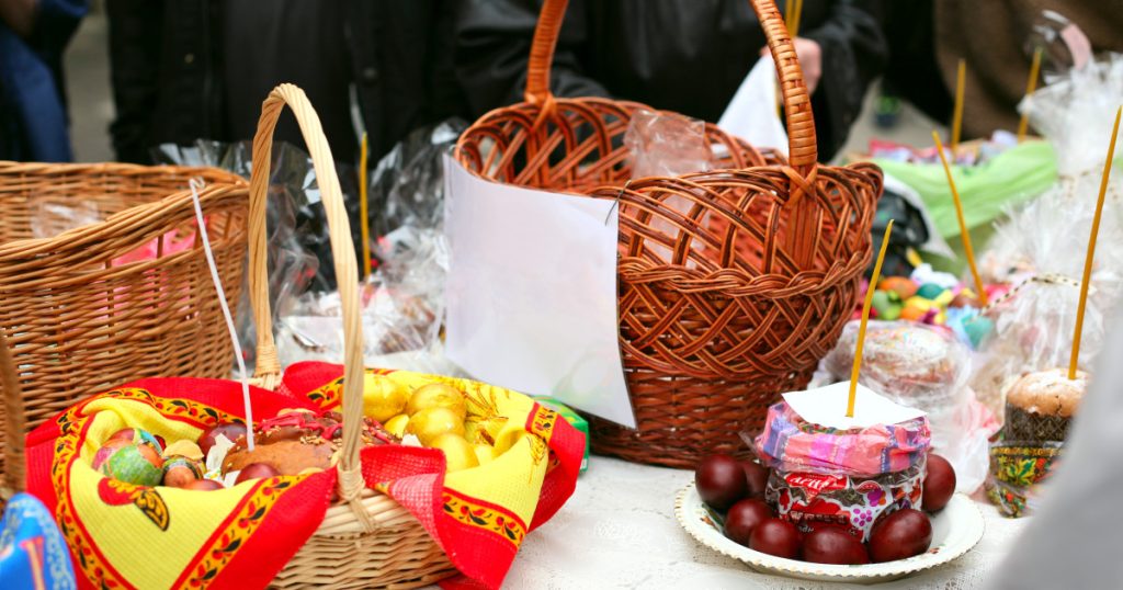 Alimente de Paște: Ce nu trebuie să lipsească din pachetele de pomană și de pe masă
