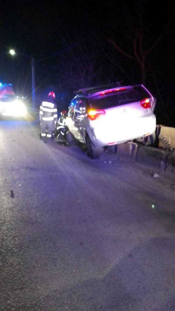 Accident grav în Bistrița-Năsăud: Trei bărbați, la spital după ce au intrat cu mașina într-un podeț pe DN 17