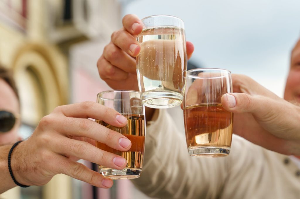 Consumul de alcool contrafăcut crește vertiginos în preajma Sărbătorilor Pascale, avertizează Spirits România, asociația producătorilor și distribuitorilor de băuturi spirtoase