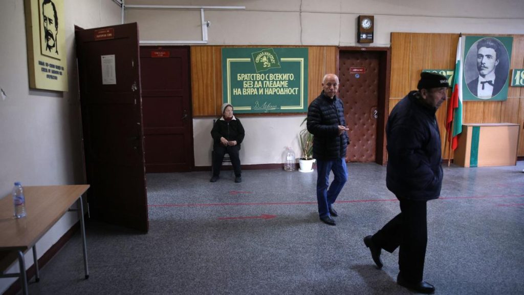 Haos la alegerile din Bulgaria: Șefi absenți, probleme tehnice. Radev, comparat cu Orban