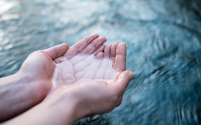 Adolescenta descoperă cu șoc că e alergică la apă