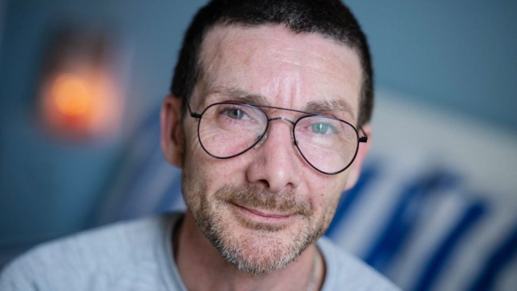 Un angajat de 17 ani la un magazin din Londra a fost concediat după ce a intervenit pentru a opri un hoț care furase iepurași de ciocolată Lindt Gold Bunny de Paște, gest care a fost primit cu nemulțumire de conducere