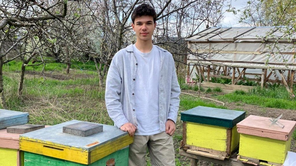 Codrin din Iași, micul apicultor cu stupina „smart”, premiat internațional