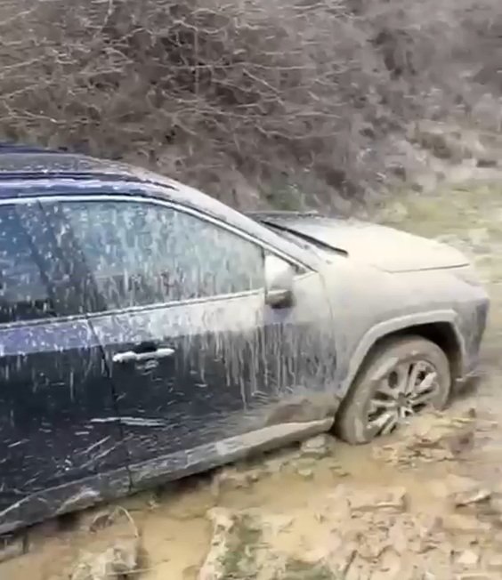 Jandarmii, eroii GPS-ului: O familie, salvată din noroi după indicațiile eronate