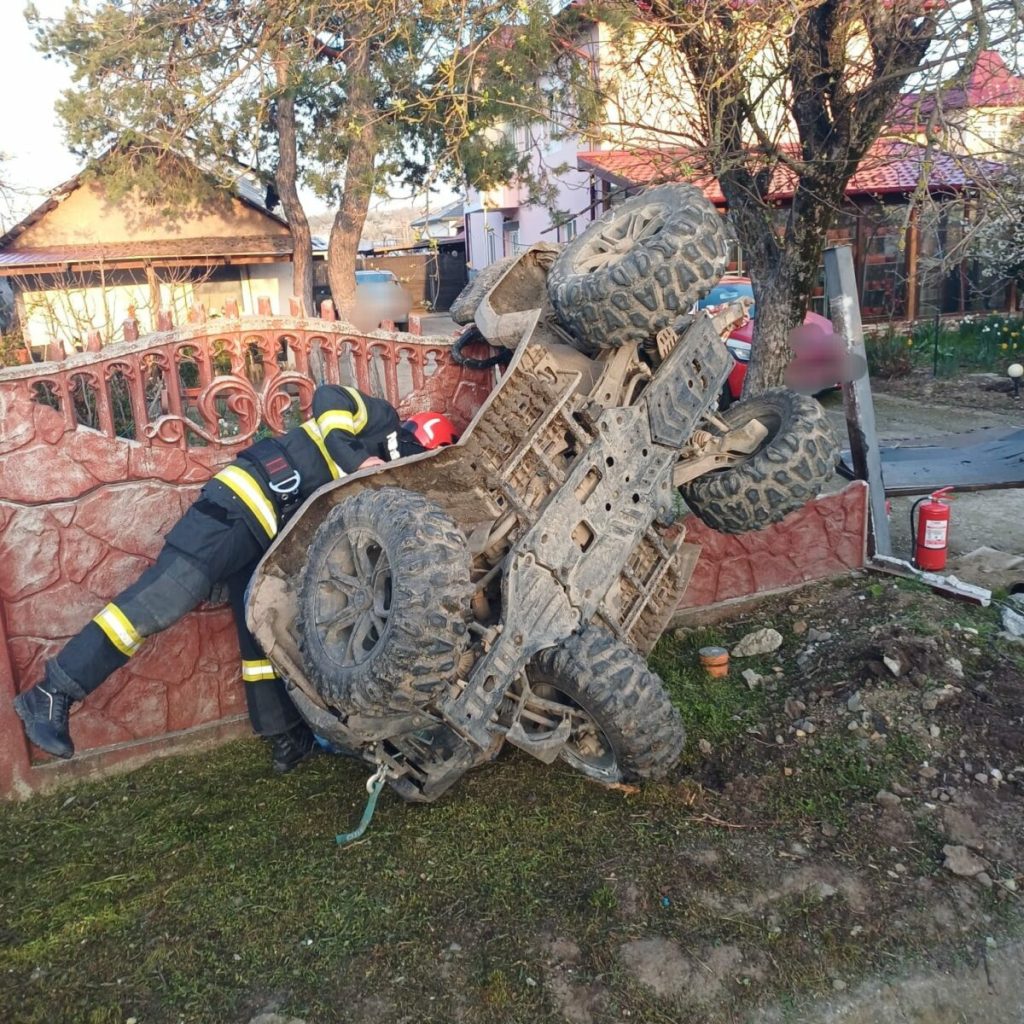 Accident de Paște: ATV răsturnat pe gard, haos în ziua a doua