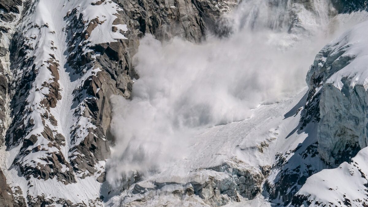 Avalanșe periculoase la munte: ANM avertizează schiori și turiști!