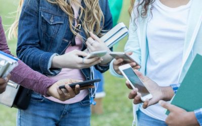 Canberra Ridică Semnalul de Alarmă: Protejarea Minorilor pe Platformele Online Devine un Imperativ European Odată cu implementarea primelor restricții la nivel mondial privind accesul minorilor sub 16 ani la rețelele sociale, Australia lansează un avertisment clar către Europa